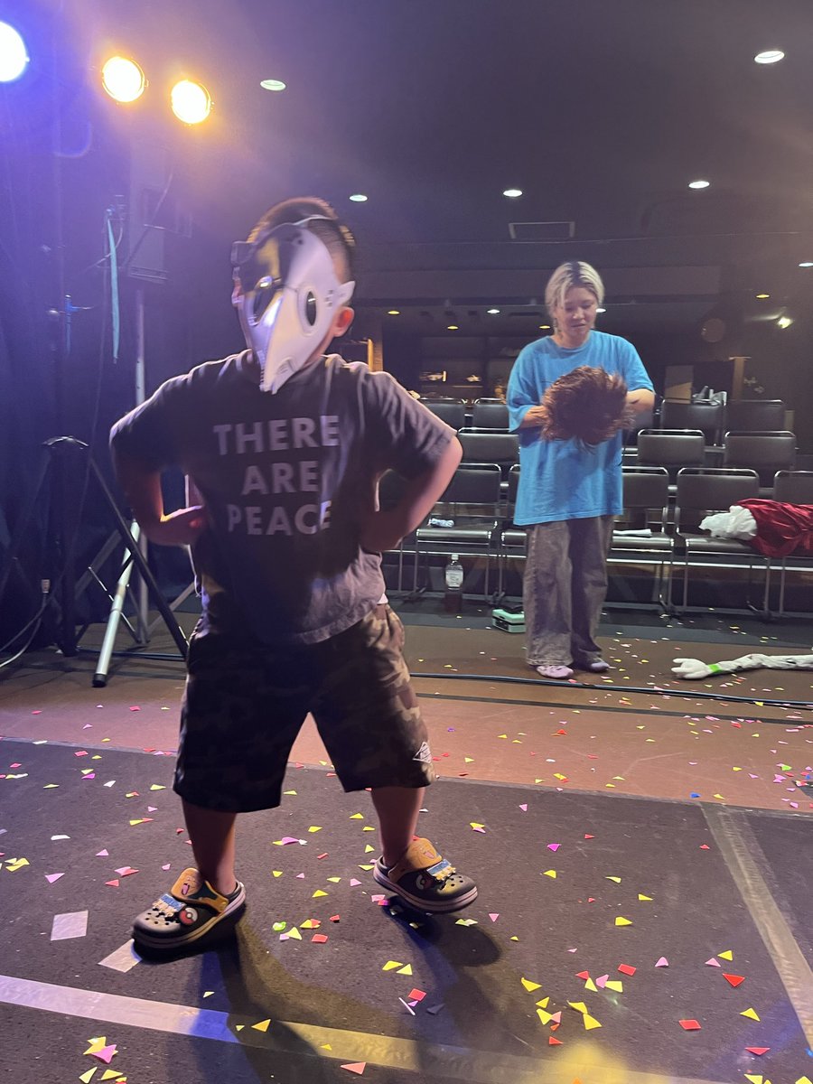 hiroshi_gun's tweet photo. 劇団ヒロシ軍旗揚げ19周年記念公演
『ありったけの愛を込めてハグ』初日、無事に終演しました！！！

ご来場頂き、誠にありがとうございました！！！

明日もございます！！！
こんな作品が観れるのは明日までですっ！！！

【ご予約ありがとうフォーム】
https://t.co/BZx3Qk8gjZ https://t.co/gKPcNiUl9t