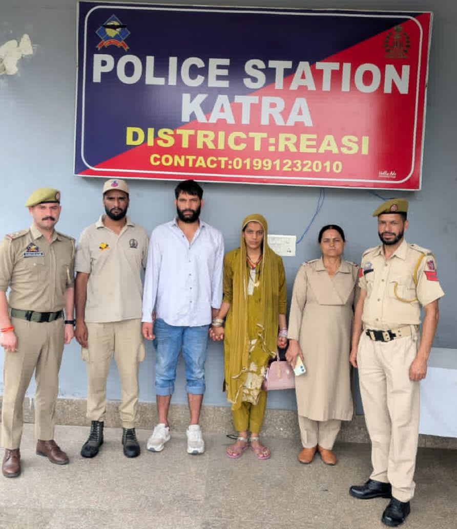 REASIPOLICE's tweet photo. 𝗥𝗘𝗔𝗦𝗜 𝗣𝗢𝗟𝗜𝗖𝗘 𝗔𝗣𝗣𝗥𝗘𝗛𝗘𝗡𝗗𝗦 𝗠𝗨𝗥𝗗𝗘𝗥 𝗔𝗖𝗖𝗨𝗦𝗘𝗗 𝗖𝗢𝗨𝗣𝗟𝗘 𝗙𝗥𝗢𝗠 𝗞𝗔𝗧𝗥𝗔
https://t.co/kmTHLe9HSf
@OfficeOfLGJandK 
@JmuKmrPolice 
@igp_jammu 
@ZPHQJammu 
@UHqrs 
@Mukund_ips 
@ddnews_jammu https://t.co/Esq2qt6O5Z