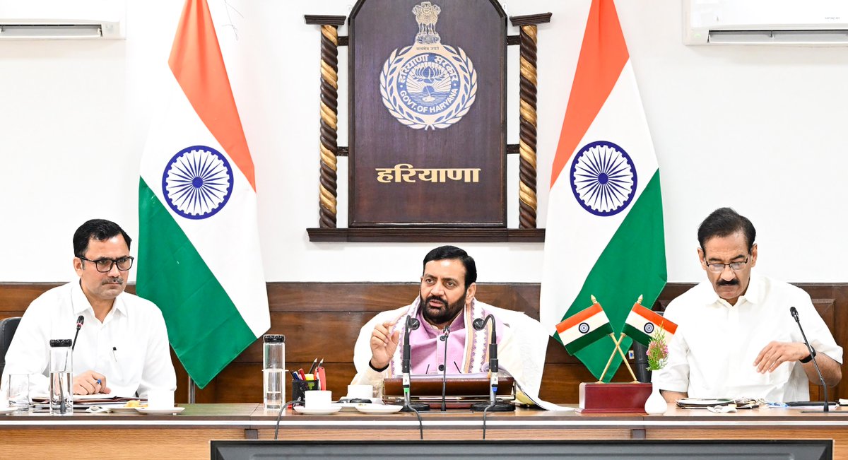cmohry's tweet photo. मुख्यमंत्री श्री @NayabSainiBJP ने आज चंडीगढ़ में मुख्यमंत्री सुशासन सहयोगियों (CMGGA) तथा विभिन्न विभागों के अधिकारियों के साथ समीक्षा बैठक की। बैठक में सॉलिड वेस्ट मैनेजमेंट, एचआरडी, जल प्रबंधन, नई शिक्षा नीति तथा आयुष्मान भारत योजना सहित विभिन्न विषयों की समीक्षा करते हुए उन्होंने जनसेवाओं को अधिक प्रभावी, पारदर्शी एवं तकनीक आधारित बनाने के लिए अनेक महत्वपूर्ण निर्देश दिए।

बैठक में CM ने निर्देश दिए कि सार्वजनिक स्थानों पर विशेष साफ-सफाई, घर-घर से नियमित कचरा संग्रहण तथा सड़कों के किनारे फूलदार पौधों का रोपण सुनिश्चित किया जाए।

साथ ही, बरसात से पहले 30 जून तक सभी नालों की सफाई पूरी करने के आदेश दिए तथा स्वच्छता को बढ़ावा देने के लिए वार्डों की रैंकिंग कर उत्कृष्ट प्रदर्शन करने वाले वार्डों को सम्मानित करने की व्यवस्था सुनिश्चित करने को कहा।

मुख्यमंत्री ने कहा कि सभी सरकारी अस्पतालों को अधिक सक्षम बनाया जाए, ताकि अधिक से अधिक मरीजों को गुणवत्तापूर्ण उपचार उपलब्ध कराया जा सके। उन्होंने जिला अस्पतालों की क्षमता बढ़ाने तथा स्वास्थ्य सेवाओं को डिजिटल प्लेटफॉर्म से जोड़ने पर विशेष बल दिया।