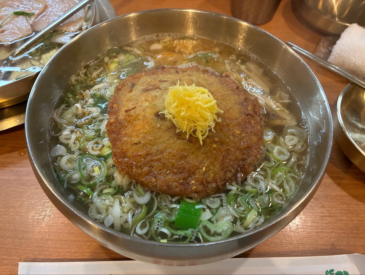 patapatan12's tweet photo. 遠出の道中でいつも大行列のお店の前を通りがかったら、台風のせいか駐車場が空いてる！？急遽寄ってみたら、まさかの待ち時間なしで入れたw

脱北者の人が営んでる平壌冷麺のお店で、いつか行ってみたいなと思ってたから嬉しい〜！！
左が平壌水冷麺で、右が北朝鮮式のサムゲタン、美味しかった！ https://t.co/aGKAYUyxdQ