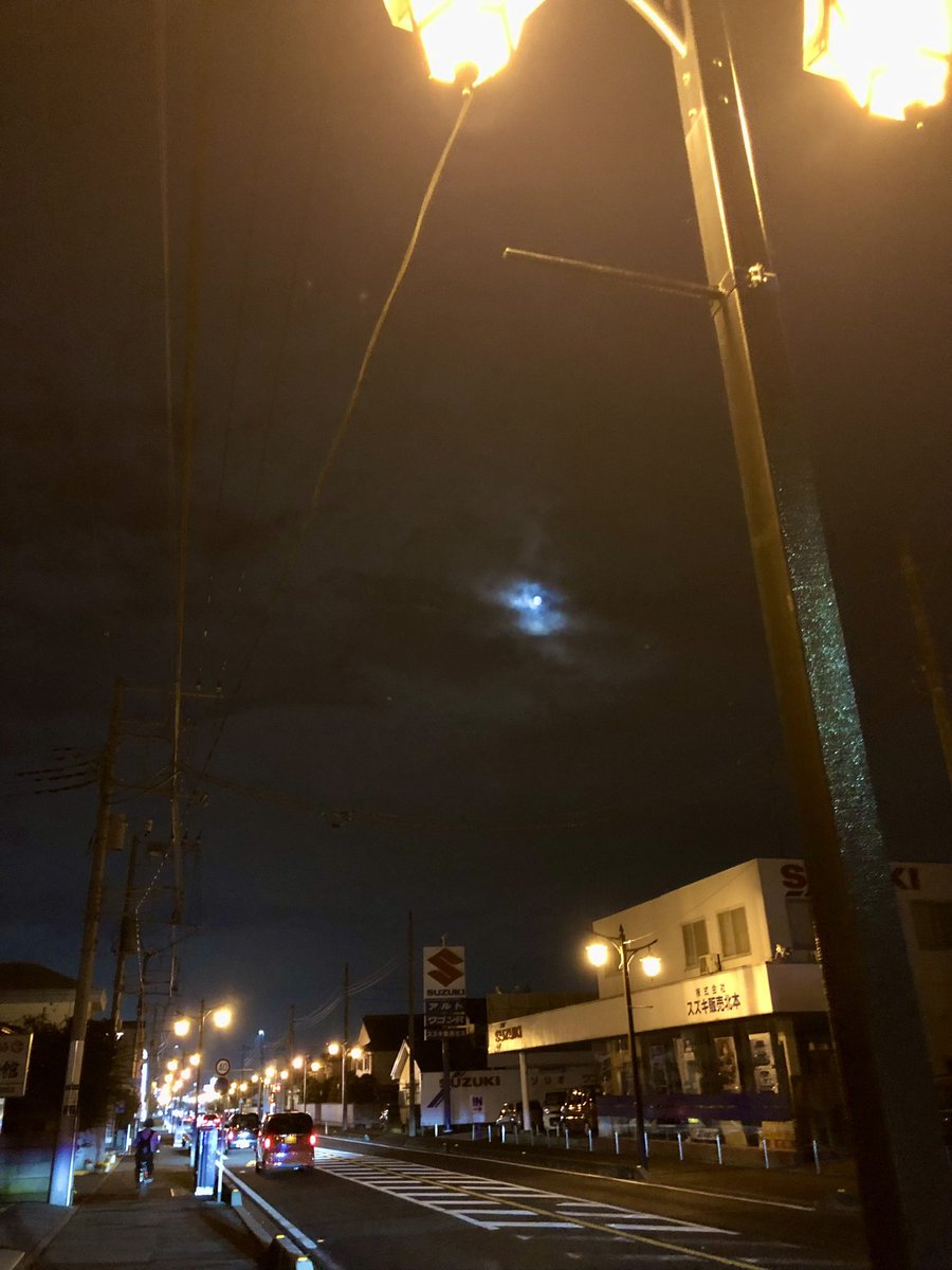 k_m_engineering's tweet photo. 頑張ったご褒美ですかね(´ω` )☁️🌙✨
   
#なんか今日は歩きたい気分 #そういう時ってあるよね #謎同意求 #イマソラ https://t.co/hPmsGQeJDq