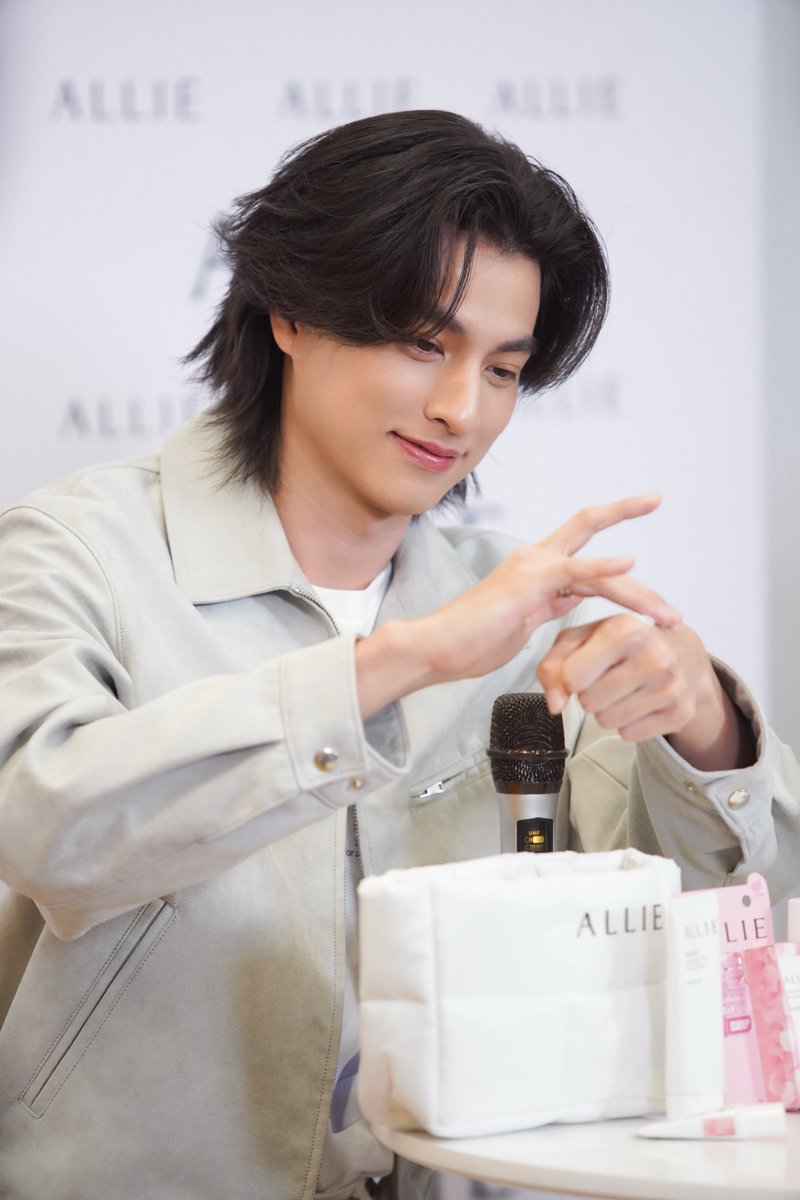 tb_entofficial's tweet photo. Enjoy Every Day. Every Moment.
#ALLIE4EveryYou กลัฟใน Live สุด Exclusive จากทาง ALLIE​ X WATSONS WITH GULF ☀️

#ALLIEXGULF
#ALLIExWatsons
#GulfKanawut https://t.co/KV3Sd6XljQ
