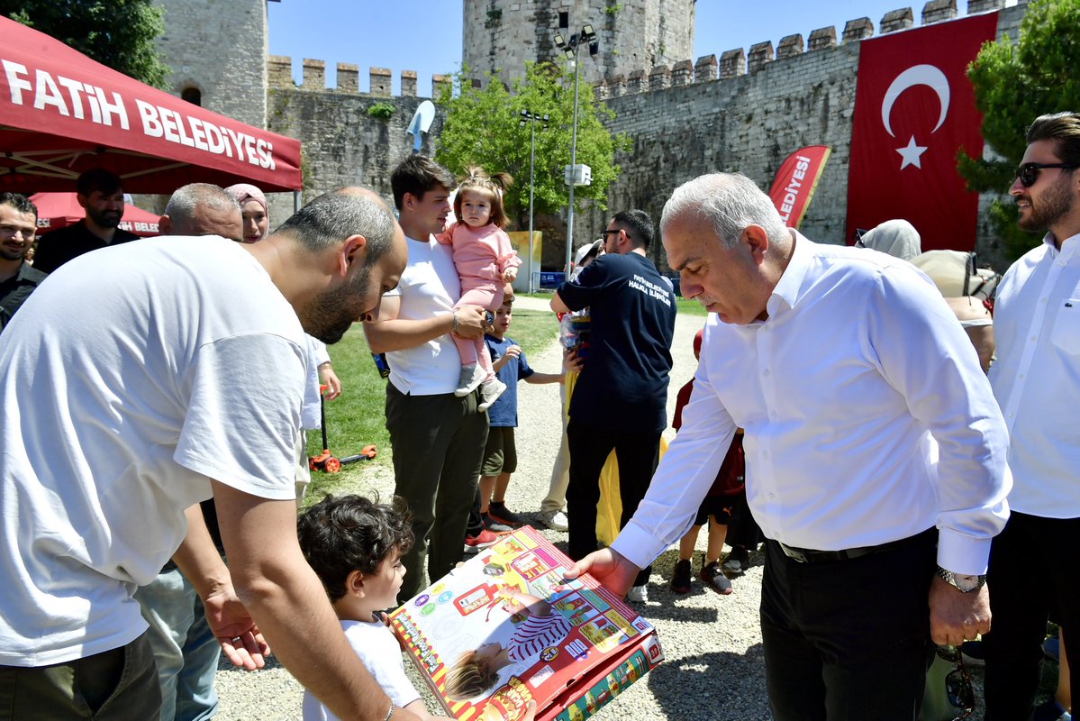 MErgun_Turan's tweet photo. Yedikule Hisarı'nda düzenlediğimiz Yaz Buluşması'nda, Fatih Belediyesi ailemizle beraberiz.

Mesai arkadaşlarımız aileleri ve çocuklarıyla güzel bir cumartesi gününü, hisarımızın asırlık burçları arasında keyifli şekilde değerlendiriyor.

Fatih'imize gönülden hizmet eden tüm çalışma arkadaşlarıma ve kıymetli ailelerine teşekkür ediyor, iyi eğlenceler diliyorum.