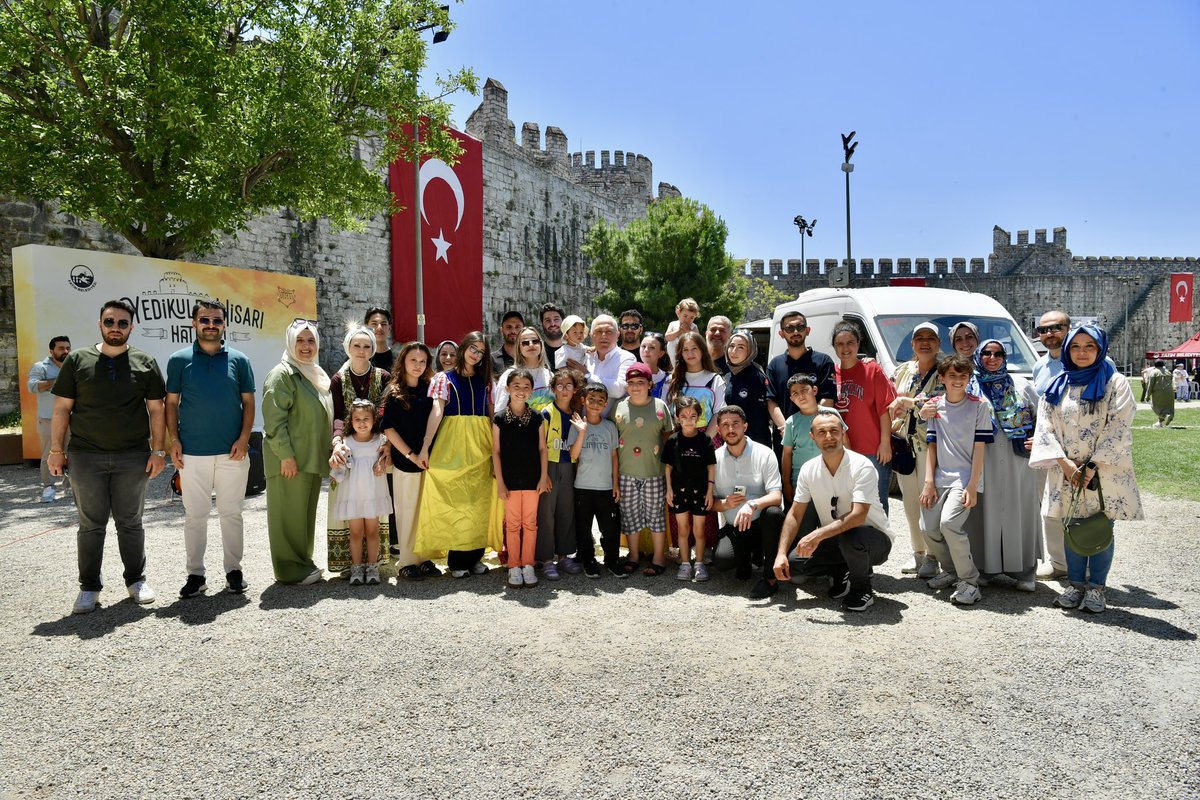 MErgun_Turan's tweet photo. Yedikule Hisarı'nda düzenlediğimiz Yaz Buluşması'nda, Fatih Belediyesi ailemizle beraberiz.

Mesai arkadaşlarımız aileleri ve çocuklarıyla güzel bir cumartesi gününü, hisarımızın asırlık burçları arasında keyifli şekilde değerlendiriyor.

Fatih'imize gönülden hizmet eden tüm çalışma arkadaşlarıma ve kıymetli ailelerine teşekkür ediyor, iyi eğlenceler diliyorum.