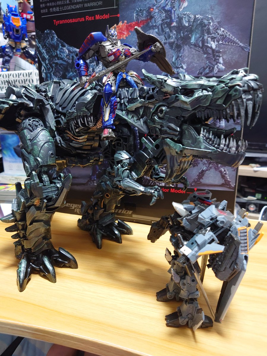 healthone2's tweet photo. 昔、当時品のリデコだと思ってポチッたグリムロック。届いたらあまりのデカさにビビリました。タイタンクラスはこれよりさらにデカいんです？絶対持て余すわ… https://t.co/Jvp53d84Wt