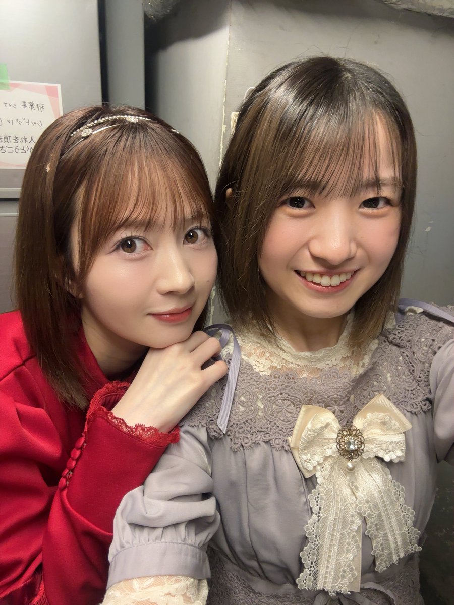 look_kato10's tweet photo. #花売りに結ばれて アイリス役の江籠さんとお写真撮っていただきました…❤️🌹

江籠さんはわたしが昔アイドルグループにいたときの大大先輩で、憧れの存在でした。
そりゃもうみーんなの憧れだったので、私は口にこそ出せなかったけど、お喋りしたくて待ち伏せ紛いなことをしたことがあります(やめて)
同じ朗読劇に出演されると知って驚きましたし、親もすごく喜んでいました。

アイリスさん素敵でした。
そういえば江籠さんの声もすきだったなあなんて舞台袖で思い出していました。💭

明日も一緒なので嬉しいです照