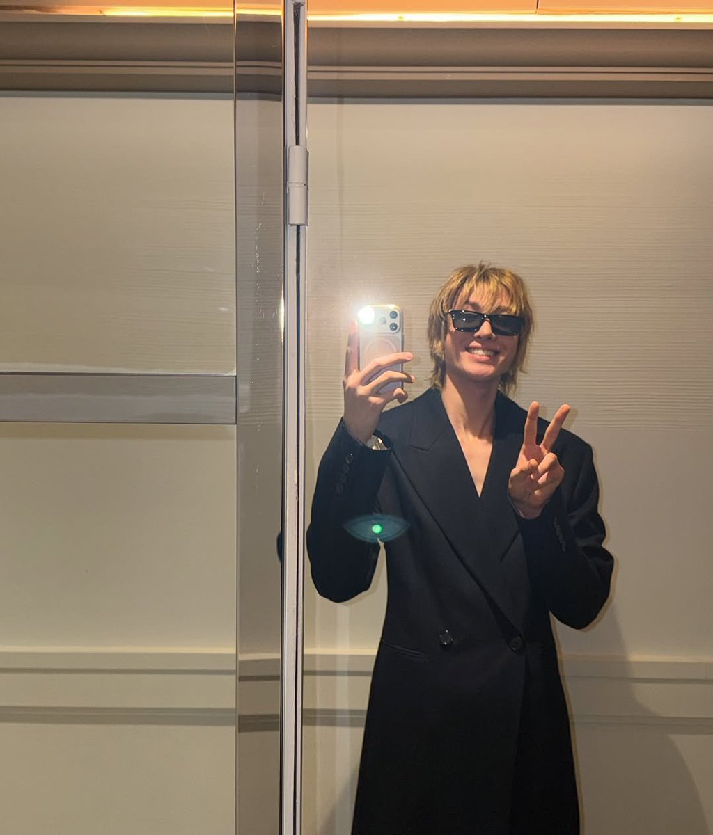 joyridewithash's tweet photo. mirror everywhere https://t.co/AznTejHC8s