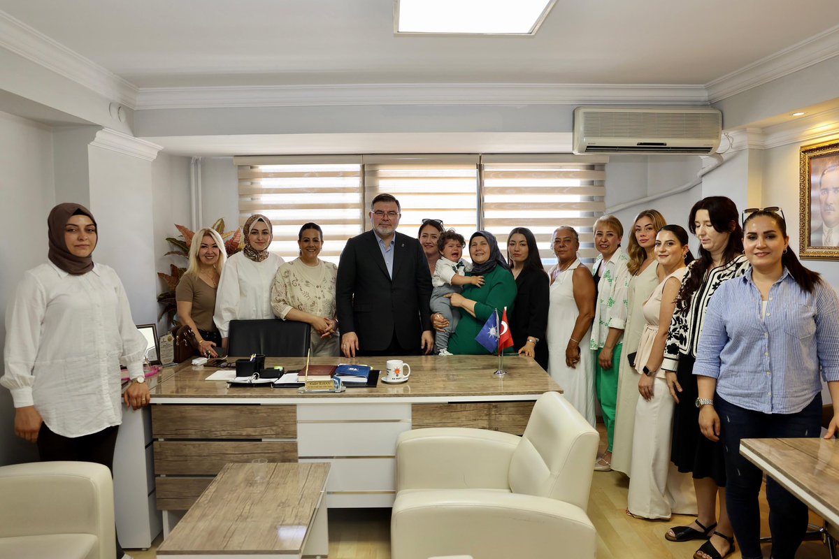Bilalsaygili's tweet photo. AK Parti İzmir ve AK Parti Konak ailemiz büyümeye devam ediyor…

Önceki dönem İYİ Parti İzmir İl Başkan Yardımcısı ve Konak Kurucu İlçe Başkanı Sn. Coşkun Tatar ile önceki dönem İYİ Parti Konak İlçe Başkanı Sn. Cemil Yücesoy’un da aralarında bulunduğu yeni yol arkadaşlarımızı AK Parti ailemize katılımlarından dolayı tebrik ediyorum.

@Akparti, birlikten güç alan kutlu bir harekettir; milletiyle yol yürüyen, her adımını dayanışma ve ortak iradeyle atan büyük bir davanın adıdır.

Türkiye’nin demokrasi yolculuğunda güçlü bir aktör olan AK Parti’miz, Cumhurbaşkanımız Sayın @RTErdogan’ın liderliğinde Türkiye Yüzyılı hedeflerine kararlılıkla yürümektedir.

Aramıza katılan tüm yol arkadaşlarımıza, AK Parti’mizin milletiyle bütünleşen kutlu yürüyüşüne hoş geldiniz diyor, Konak İlçe Başkanımız Sn. Sait Başdaş öncülüğündeki çalışmalarında başarılar diliyorum.