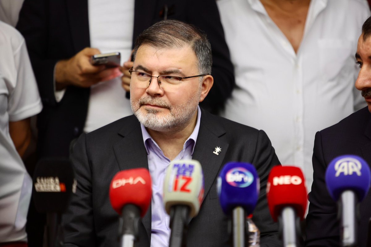Bilalsaygili's tweet photo. AK Parti İzmir ve AK Parti Konak ailemiz büyümeye devam ediyor…

Önceki dönem İYİ Parti İzmir İl Başkan Yardımcısı ve Konak Kurucu İlçe Başkanı Sn. Coşkun Tatar ile önceki dönem İYİ Parti Konak İlçe Başkanı Sn. Cemil Yücesoy’un da aralarında bulunduğu yeni yol arkadaşlarımızı AK Parti ailemize katılımlarından dolayı tebrik ediyorum.

@Akparti, birlikten güç alan kutlu bir harekettir; milletiyle yol yürüyen, her adımını dayanışma ve ortak iradeyle atan büyük bir davanın adıdır.

Türkiye’nin demokrasi yolculuğunda güçlü bir aktör olan AK Parti’miz, Cumhurbaşkanımız Sayın @RTErdogan’ın liderliğinde Türkiye Yüzyılı hedeflerine kararlılıkla yürümektedir.

Aramıza katılan tüm yol arkadaşlarımıza, AK Parti’mizin milletiyle bütünleşen kutlu yürüyüşüne hoş geldiniz diyor, Konak İlçe Başkanımız Sn. Sait Başdaş öncülüğündeki çalışmalarında başarılar diliyorum.
