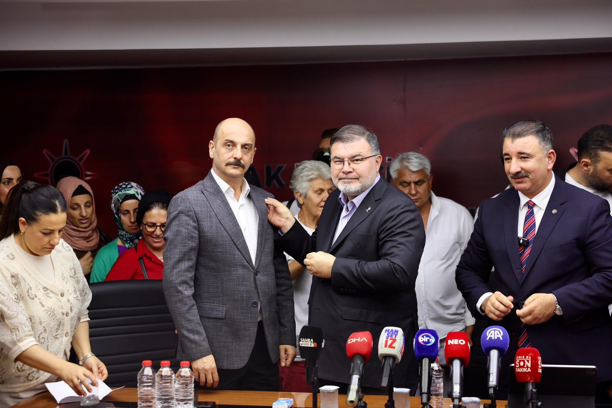 Bilalsaygili's tweet photo. AK Parti İzmir ve AK Parti Konak ailemiz büyümeye devam ediyor…

Önceki dönem İYİ Parti İzmir İl Başkan Yardımcısı ve Konak Kurucu İlçe Başkanı Sn. Coşkun Tatar ile önceki dönem İYİ Parti Konak İlçe Başkanı Sn. Cemil Yücesoy’un da aralarında bulunduğu yeni yol arkadaşlarımızı AK Parti ailemize katılımlarından dolayı tebrik ediyorum.

@Akparti, birlikten güç alan kutlu bir harekettir; milletiyle yol yürüyen, her adımını dayanışma ve ortak iradeyle atan büyük bir davanın adıdır.

Türkiye’nin demokrasi yolculuğunda güçlü bir aktör olan AK Parti’miz, Cumhurbaşkanımız Sayın @RTErdogan’ın liderliğinde Türkiye Yüzyılı hedeflerine kararlılıkla yürümektedir.

Aramıza katılan tüm yol arkadaşlarımıza, AK Parti’mizin milletiyle bütünleşen kutlu yürüyüşüne hoş geldiniz diyor, Konak İlçe Başkanımız Sn. Sait Başdaş öncülüğündeki çalışmalarında başarılar diliyorum.