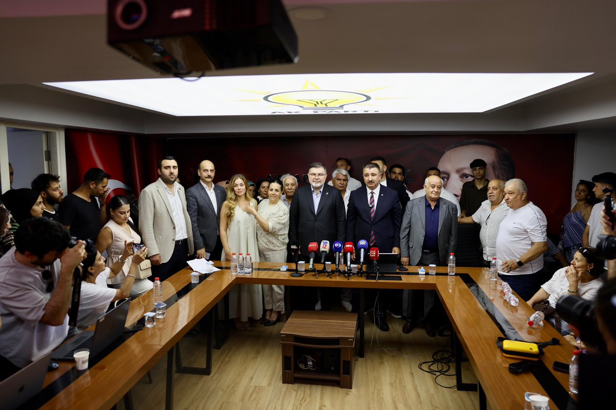 Bilalsaygili's tweet photo. AK Parti İzmir ve AK Parti Konak ailemiz büyümeye devam ediyor…

Önceki dönem İYİ Parti İzmir İl Başkan Yardımcısı ve Konak Kurucu İlçe Başkanı Sn. Coşkun Tatar ile önceki dönem İYİ Parti Konak İlçe Başkanı Sn. Cemil Yücesoy’un da aralarında bulunduğu yeni yol arkadaşlarımızı AK Parti ailemize katılımlarından dolayı tebrik ediyorum.

@Akparti, birlikten güç alan kutlu bir harekettir; milletiyle yol yürüyen, her adımını dayanışma ve ortak iradeyle atan büyük bir davanın adıdır.

Türkiye’nin demokrasi yolculuğunda güçlü bir aktör olan AK Parti’miz, Cumhurbaşkanımız Sayın @RTErdogan’ın liderliğinde Türkiye Yüzyılı hedeflerine kararlılıkla yürümektedir.

Aramıza katılan tüm yol arkadaşlarımıza, AK Parti’mizin milletiyle bütünleşen kutlu yürüyüşüne hoş geldiniz diyor, Konak İlçe Başkanımız Sn. Sait Başdaş öncülüğündeki çalışmalarında başarılar diliyorum.