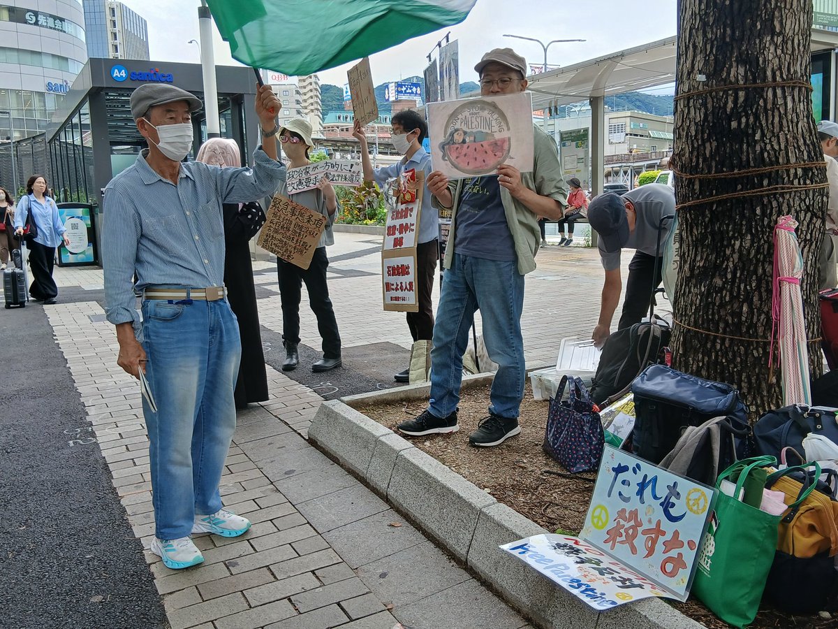 kobekodo's tweet photo. #FreeGaza 
#FreeParestain 
改憲阻止のプラカードを掲げた方達と一緒にスタンディングしました。
高市首相は沖縄慰霊の日の「戦争反対」の声に対して「今は戦争をしていない」と言った。武器を輸出して米軍と合同練習をし、南西諸島の人々の待避訓練までして、戦争の足音が聞こえるんだよ。 https://t.co/JqMeGzZk2J