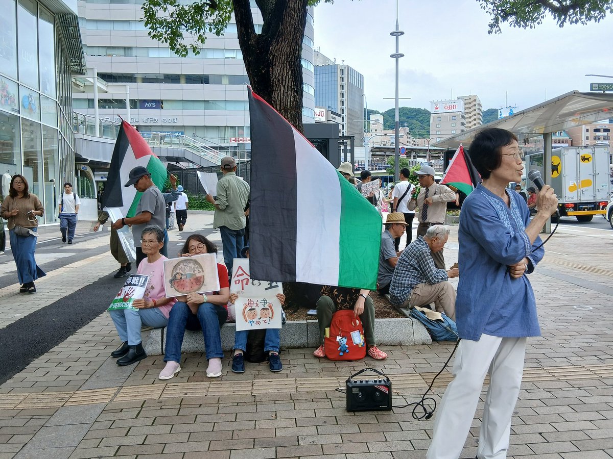 kobekodo's tweet photo. #FreeGaza 
#FreeParestain 
改憲阻止のプラカードを掲げた方達と一緒にスタンディングしました。
高市首相は沖縄慰霊の日の「戦争反対」の声に対して「今は戦争をしていない」と言った。武器を輸出して米軍と合同練習をし、南西諸島の人々の待避訓練までして、戦争の足音が聞こえるんだよ。 https://t.co/JqMeGzZk2J