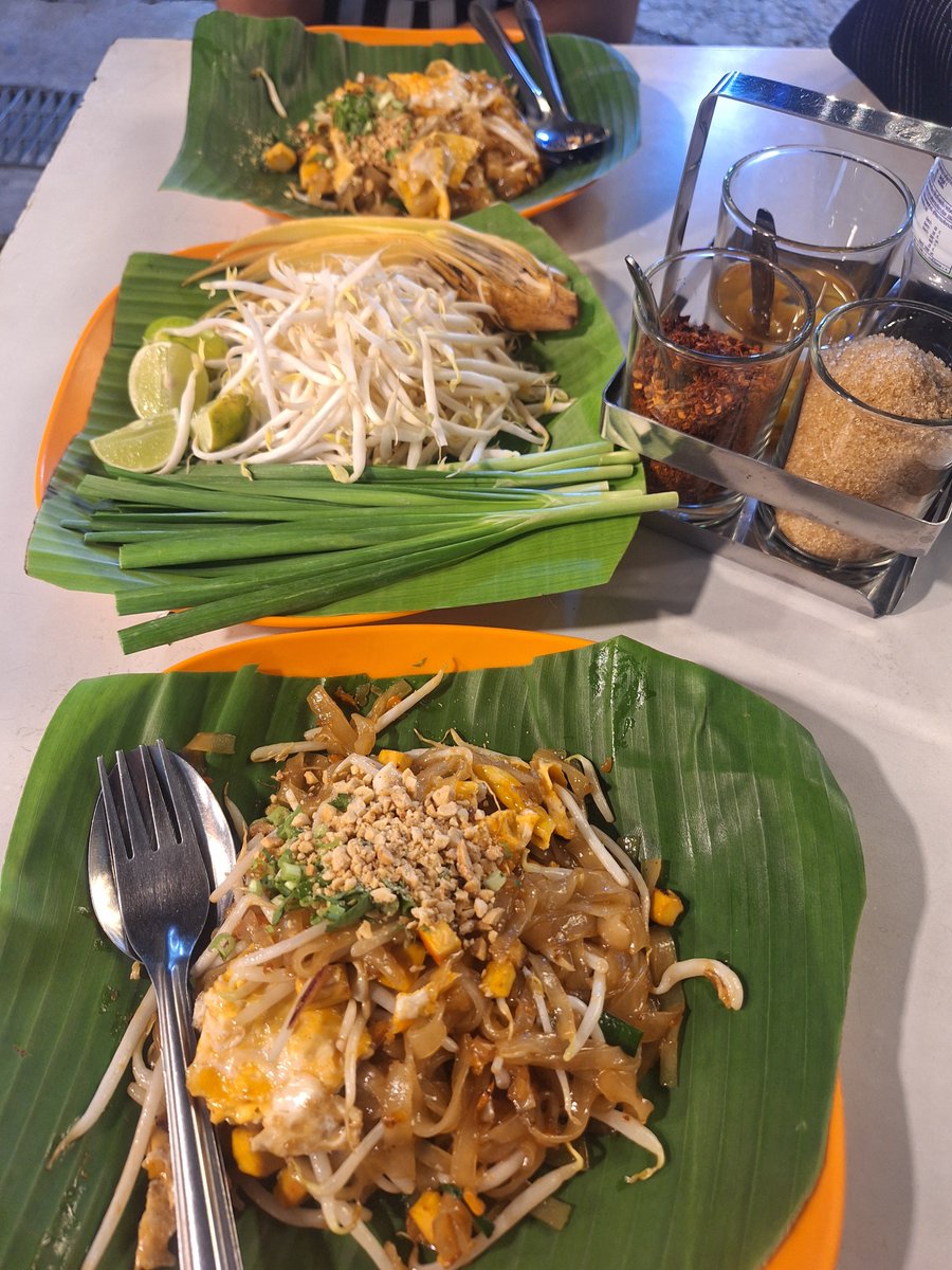 khwan_2414's tweet photo. ค่ำนี้อีสๆผัดไทยกันคั้บ https://t.co/q6HZit5rzW