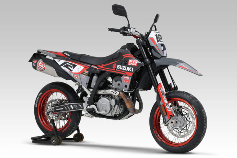 motorbikejp's tweet photo. DR-Z4に衝撃。ヨシムラが純正比25%軽くした。

・競技ゆずりのRS-12が公道解禁
・純正比1.6kg減・出力4%アップ
・20万9000円で予約受付中

#ヨシムラ #DR-Z4 #オフロード
https://t.co/lNDtc2AMbN https://t.co/76Wtz96pFV