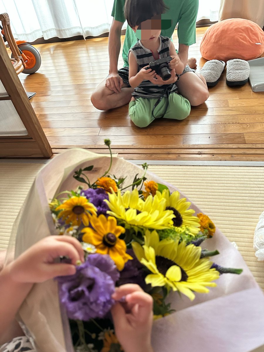 moshimoshi888's tweet photo. 朝起きて息子が花束持ってきてびっくりして嬉し泣き🥲❤️‍🔥息子はかかを泣かせたと思ったみたいで戸惑ってた🥹 https://t.co/8RwHclKZqx