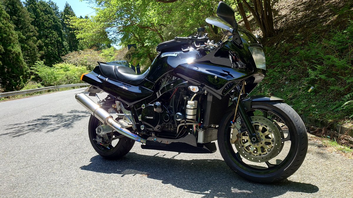 koji_Factory's tweet photo. タイムラインにZZRの話が廻って来るけど欲しいに乗れば良いのだよ。自分もぶん回すけど、普通に乗るんだったらZZRは良いバイクだと思います。
何回か乗らして貰ったけど乗りやすいバイクでした

まぁ今のインジェクション、デバイスてんこ盛りのバイクと比べると落ちると思うけど好きなバイクを乗る！ https://t.co/tb1gCp8Ia5