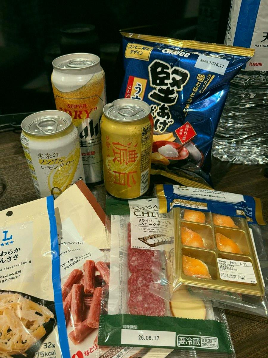azzurri040404's tweet photo. 週末の家族時間って長く感じるけど、それだけ心がこもってるんだよね〜定年退職後の生活でのんびり、今夜は小さな夜を過ごしてるよ。

好きな和風おつまみに熱々の料理を味わってるんだけど、香りがすごくて思わず飛び上がりそう！

やっぱり生のクランって、一緒にいるのが一番なんだよね。シン https://t.co/O9tC9BJ4fK