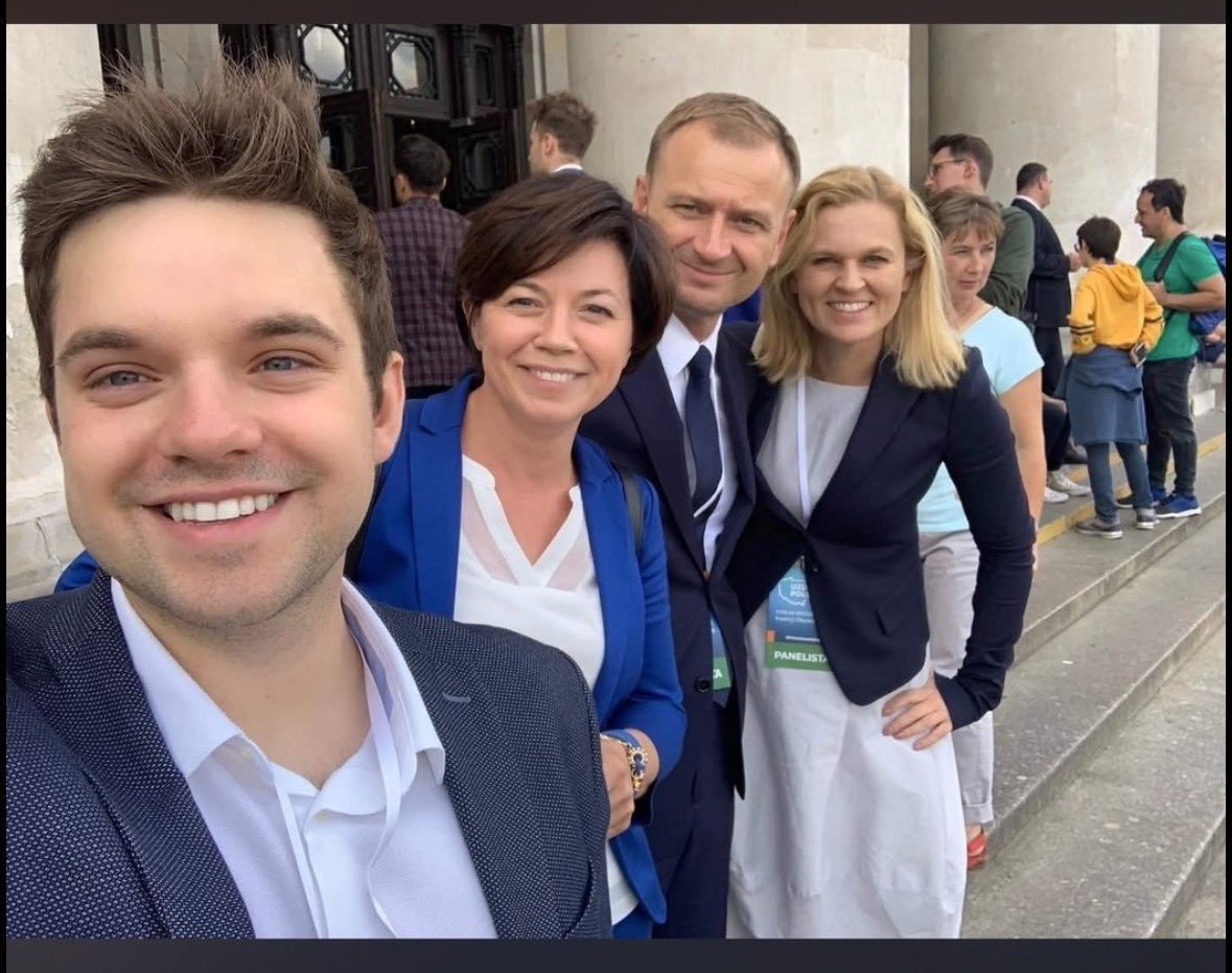 Pani_Scarlett's tweet photo. Tak jak Kamila Logaj vel Walczak organizowała w Kłodzku atrakcje dla swoich przyjaciół z KO,

tak Kacprzyk organizował w szpitalu prywatny salonik dla VIPów z KO i badania poza kolejką.

Jak Kamilka Logaj vel Walczak nie siedzi za pomoc w gwałceniu córki,
tak Dawidek Kacprzyk też nie będzie siedział za ekskluzywną ścieżkę dla polityków KO.

Bezprawie Tuska i jego ferajny.

#doktrynaNeumanna