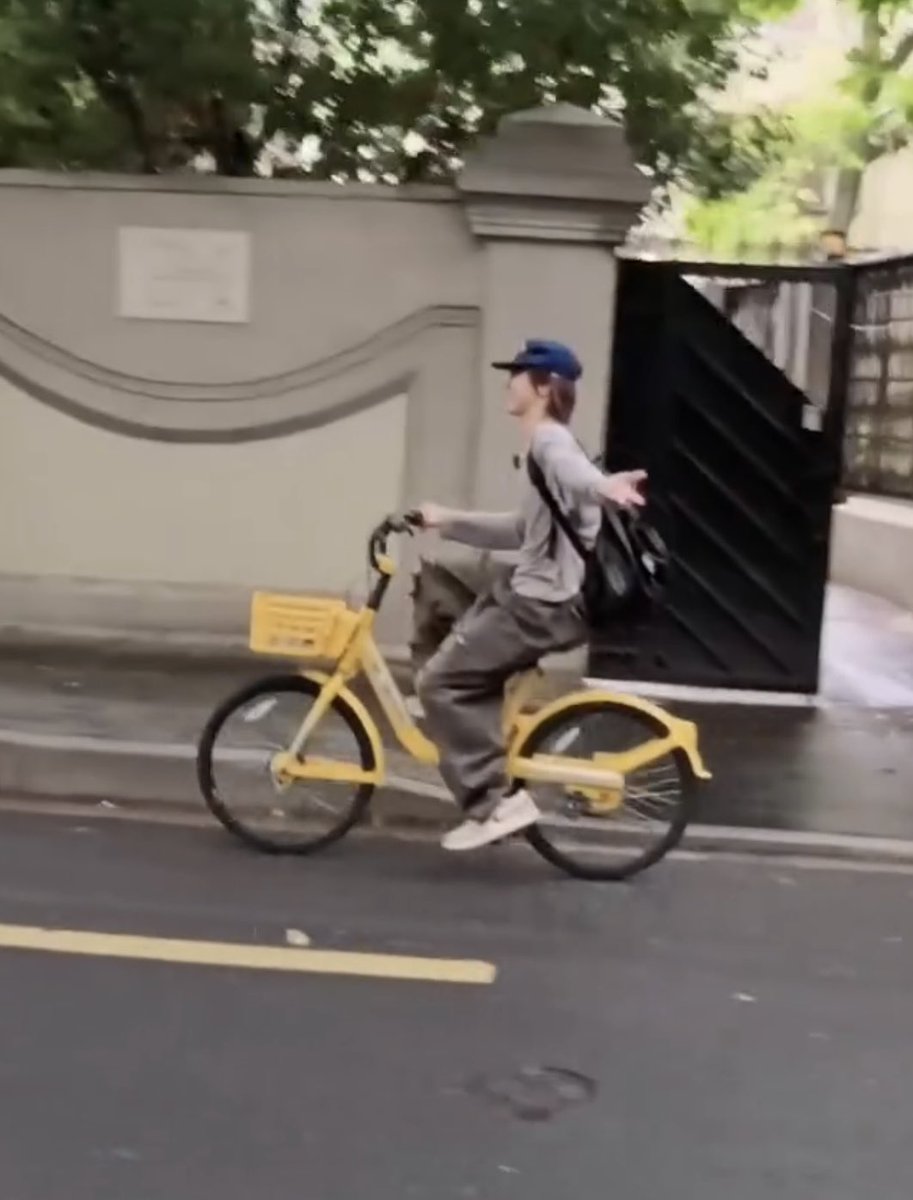 PPTT_1001's tweet photo. Cutie Tennie 🐱🤲🏻🚲
น้องเตนล์ขี่จักรยานยังไงให้น่ารักมากขนาดนี้ น่าเอ็นดูที่สุด https://t.co/tsxBWoimdG