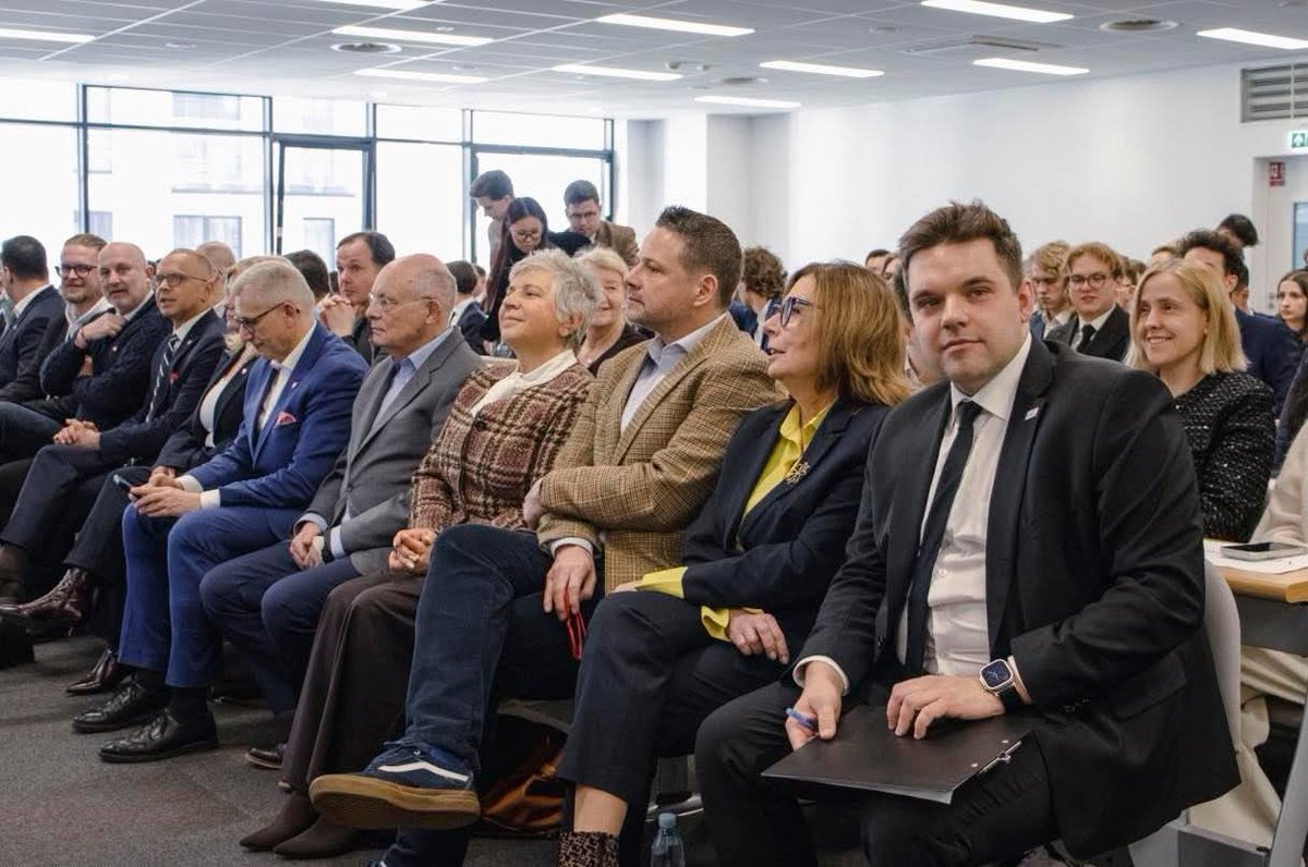 Pani_Scarlett's tweet photo. Tak jak Kamila Logaj vel Walczak organizowała w Kłodzku atrakcje dla swoich przyjaciół z KO,

tak Kacprzyk organizował w szpitalu prywatny salonik dla VIPów z KO i badania poza kolejką.

Jak Kamilka Logaj vel Walczak nie siedzi za pomoc w gwałceniu córki,
tak Dawidek Kacprzyk też nie będzie siedział za ekskluzywną ścieżkę dla polityków KO.

Bezprawie Tuska i jego ferajny.

#doktrynaNeumanna