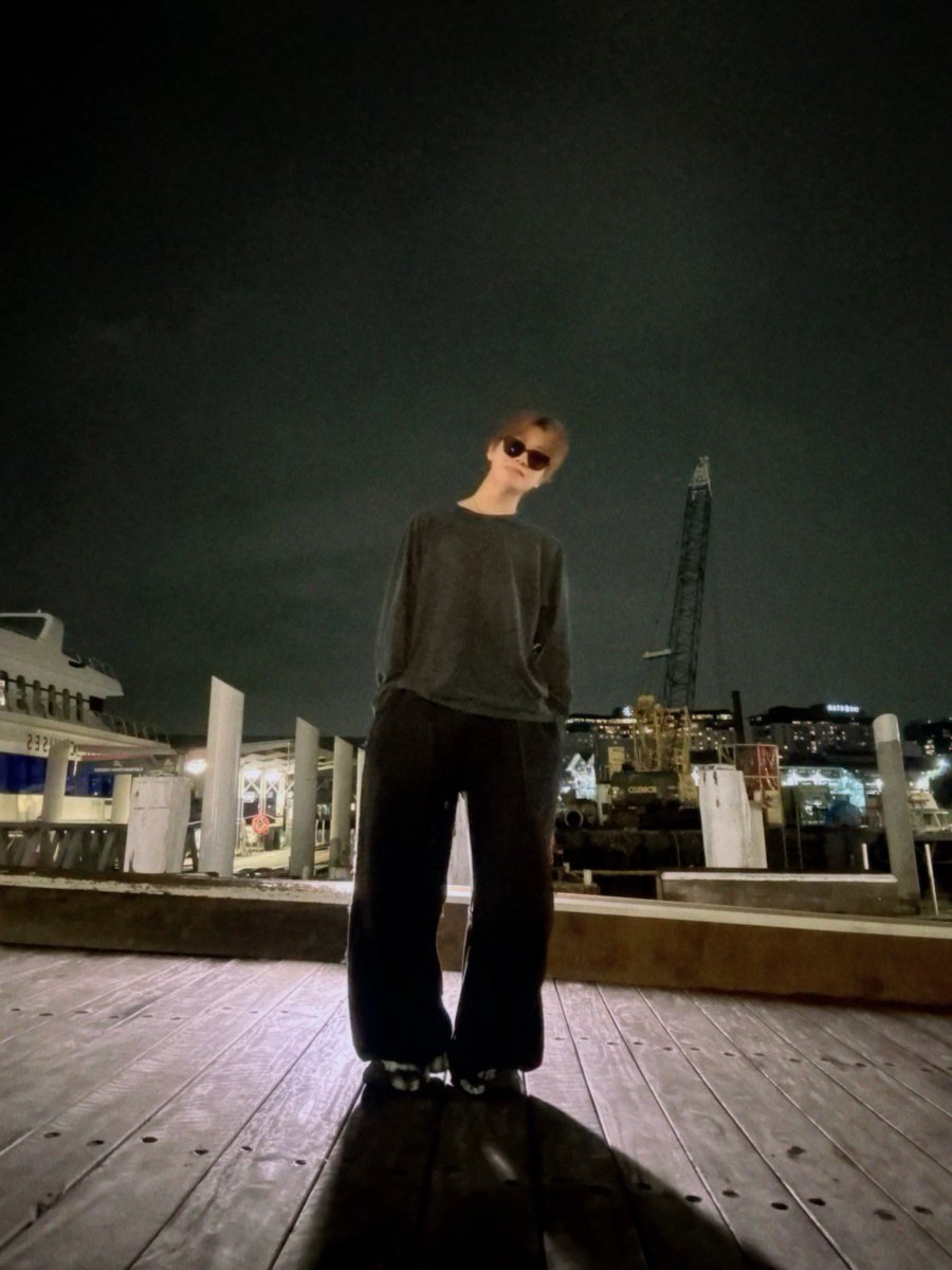 ssunprotector's tweet photo. 아 설마 바닥에 폰 두고 혼자 찍은거임?? ㅠㅠ
웃다가 눈물남.......... https://t.co/tT4rE6QuwG