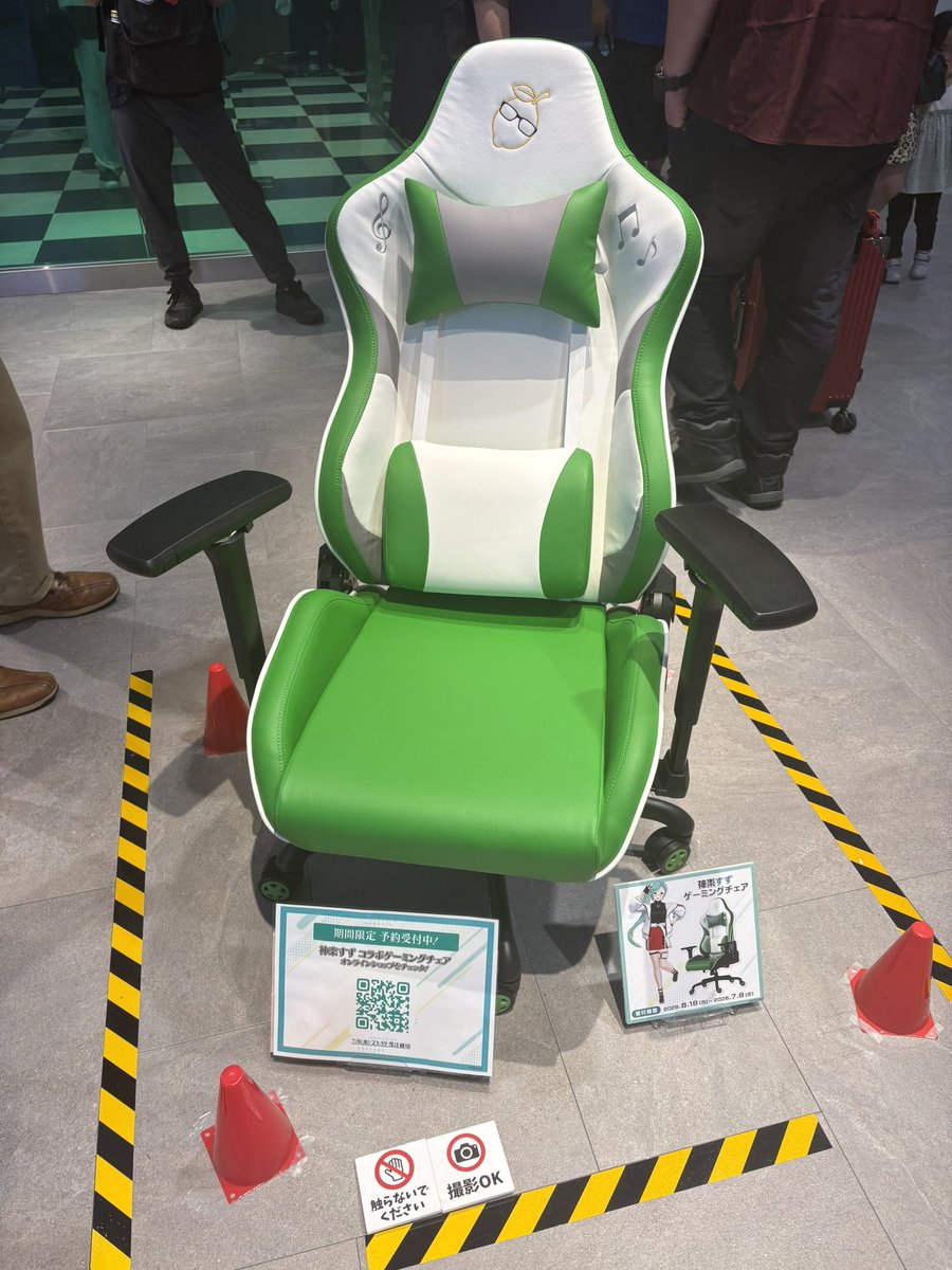tky_sd6's tweet photo. ポツンと飾られてたボスコラボのゲーミングチェアの実物めっちゃ可愛かったぁ〜
これが家に届くのか
めっちゃ家が華やかになりそう https://t.co/zqlGj4pVZB