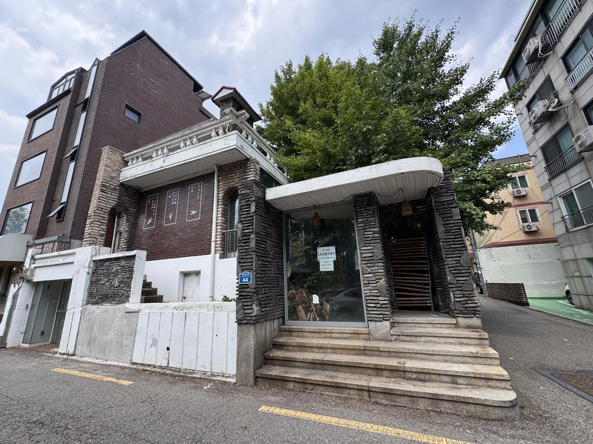 IPSAE_X's tweet photo. 아니 컬인블 발매하고 익도님이랑 같이 20주년 인터뷰했던 연남 카페 기억나는 사람,, 여기 폐업했대,,,,,,
오늘 전시 보고 밥 먹으러 가다가 발견했는데 갑자기 기분 이상해짐 내 추억들이 담긴 장소 사라지지 않았으면 하는 거 넘 이기적인걸까 ㅜ 나 조금 슬퍼 ㅜ https://t.co/xkNbVq1k28