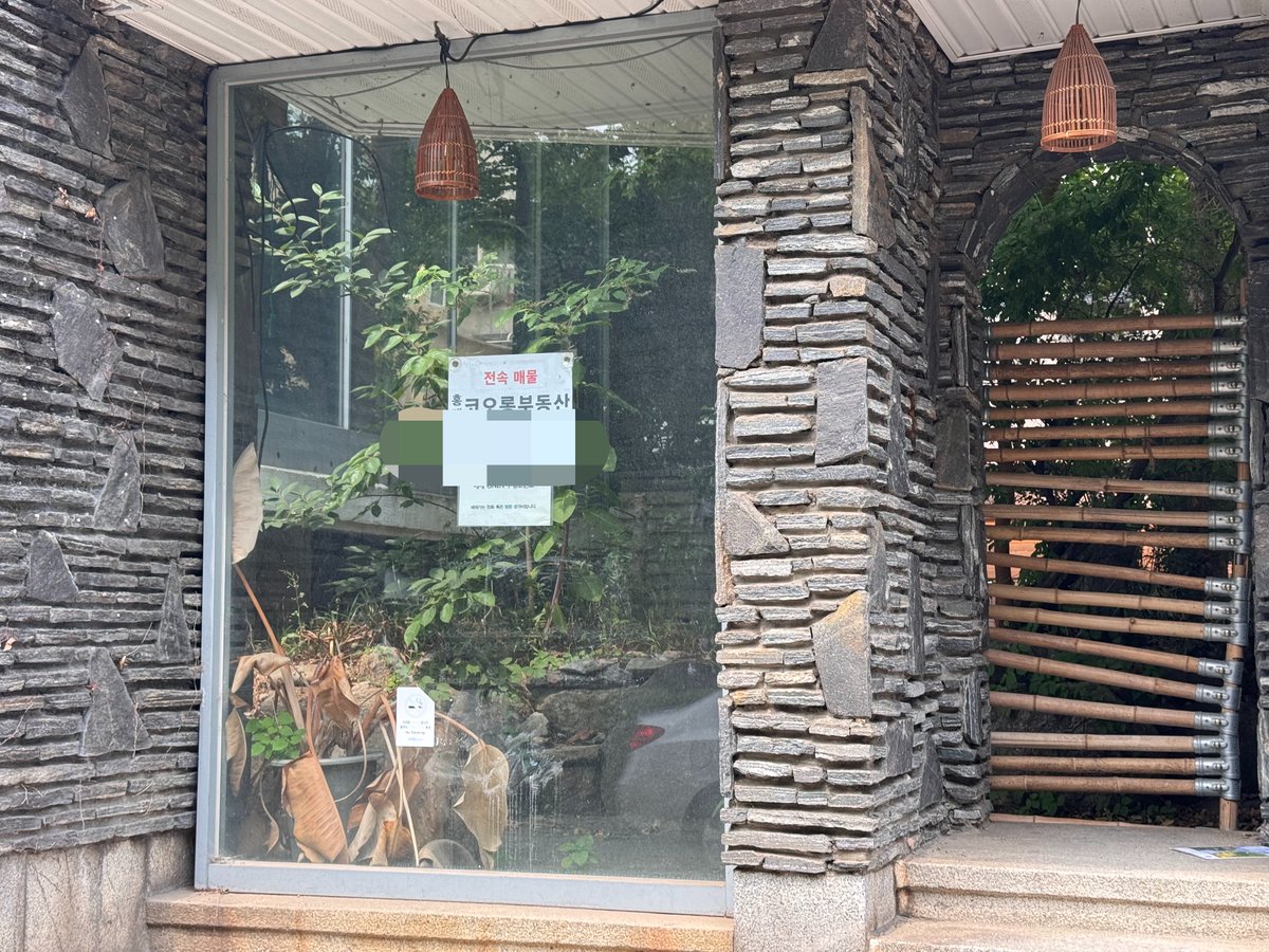 IPSAE_X's tweet photo. 아니 컬인블 발매하고 익도님이랑 같이 20주년 인터뷰했던 연남 카페 기억나는 사람,, 여기 폐업했대,,,,,,
오늘 전시 보고 밥 먹으러 가다가 발견했는데 갑자기 기분 이상해짐 내 추억들이 담긴 장소 사라지지 않았으면 하는 거 넘 이기적인걸까 ㅜ 나 조금 슬퍼 ㅜ https://t.co/xkNbVq1k28