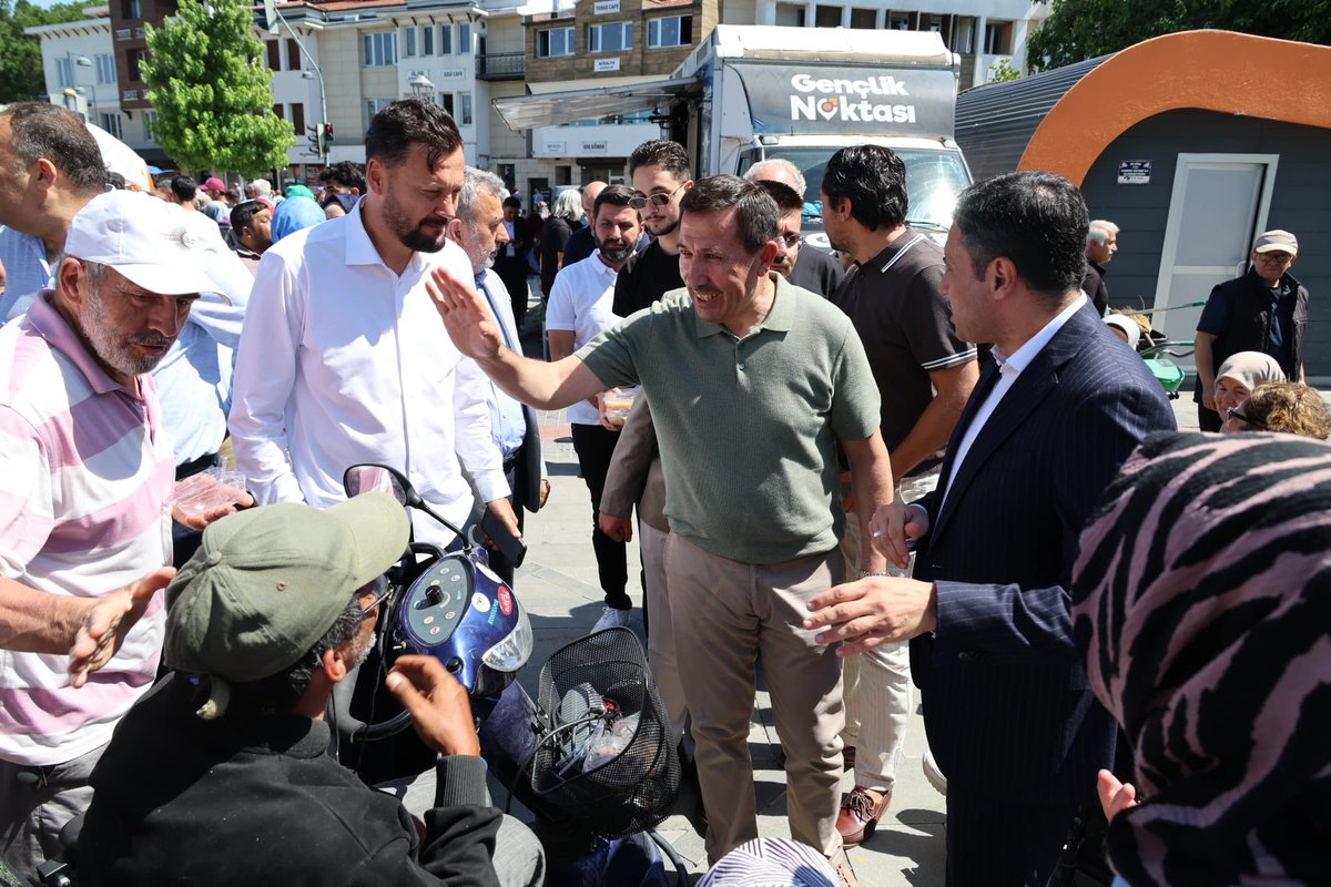 hkilca's tweet photo. Kültürpark’ta hemşehrilerimizle aşure bereketiyle buluştuk. 

AK Parti Karatay, Meram ve Selçuklu İlçe Teşkilatlarımızın mübarek Muharrem ayının manevi ikliminde gerçekleştirdiği aşure ikramına katıldık. https://t.co/cCi2xvcQXW