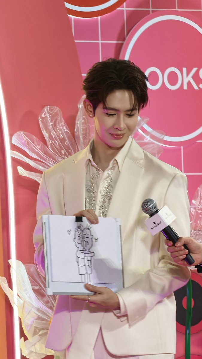 kimpomkub's tweet photo. ผลงานของจิตกรเจ๋ม

#SchwarzkopfXJamesSu
#JamesSu https://t.co/hnqOV2R1ms