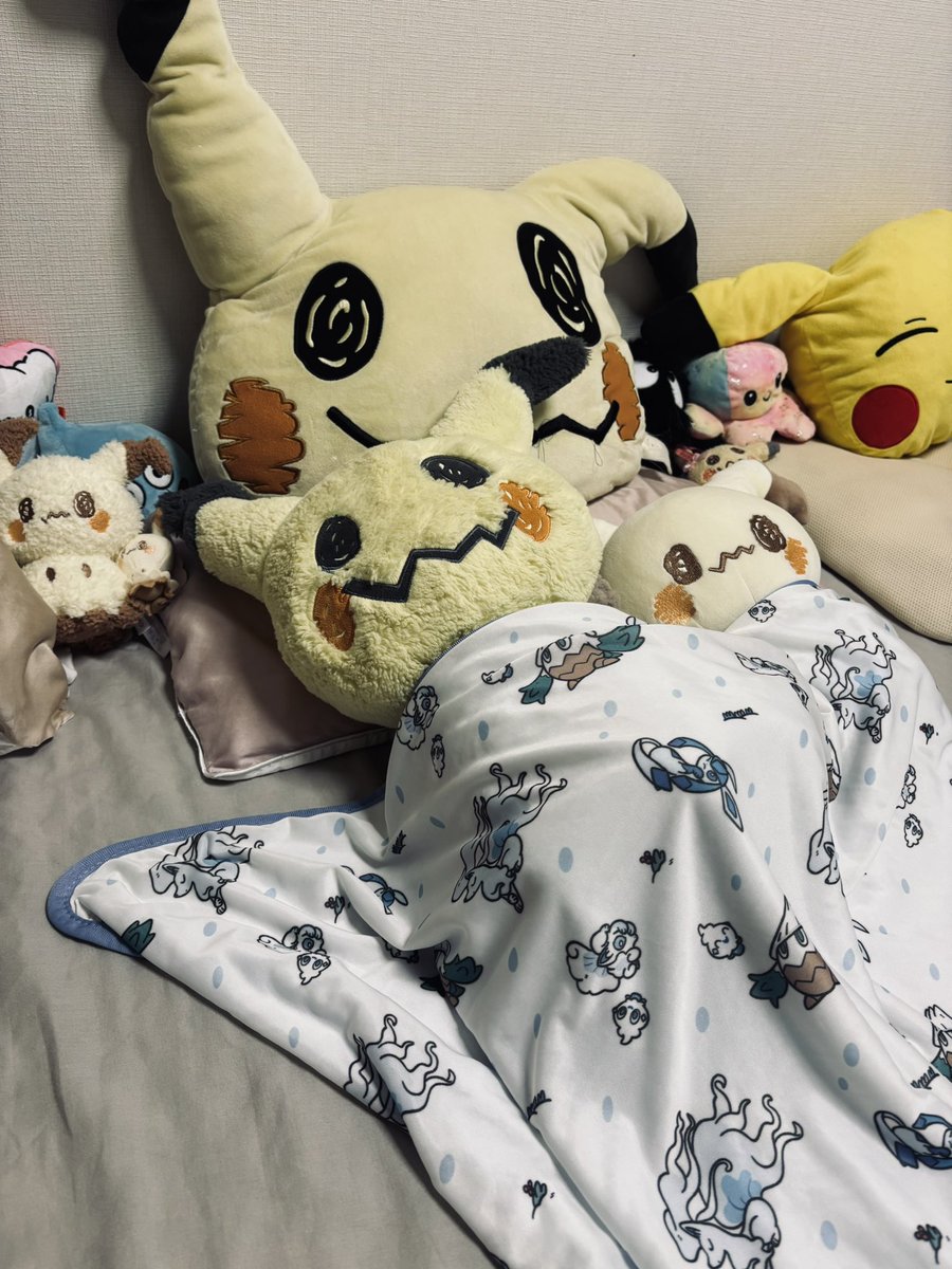 寝ようとベットにいったところ、さきにミミッキュが寝てました😂 (娘