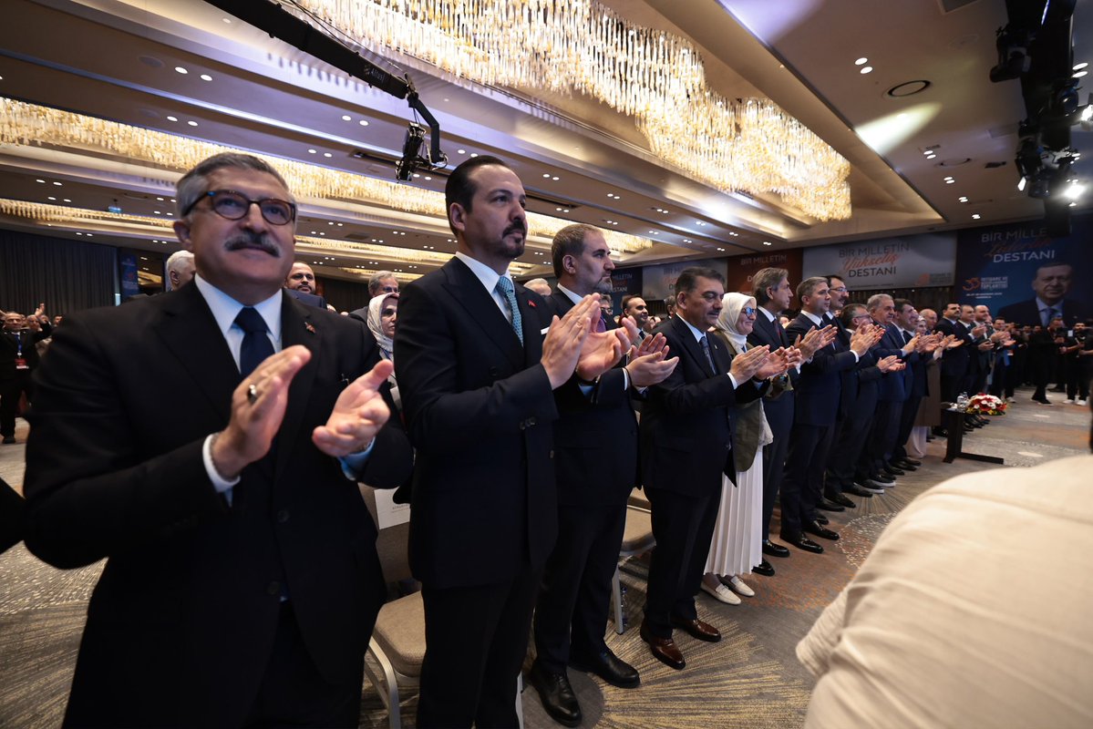 HuseyinYayman's tweet photo. 📍Sapanca

“AK Parti, bir Türkiye kitabıdır.”

Genel Başkanımız, Cumhurbaşkanımız Sayın @RTErdogan’ın hitaplarıyla başlayan 33. İstişare ve Değerlendirme Toplantımızın açılış oturumunu gerçekleştirdik.

Ülkemiz ve milletimiz için hayırlara vesile olmasını temenni ediyoruz.

#ÇeyrekAsırlıkDestan 🇹🇷