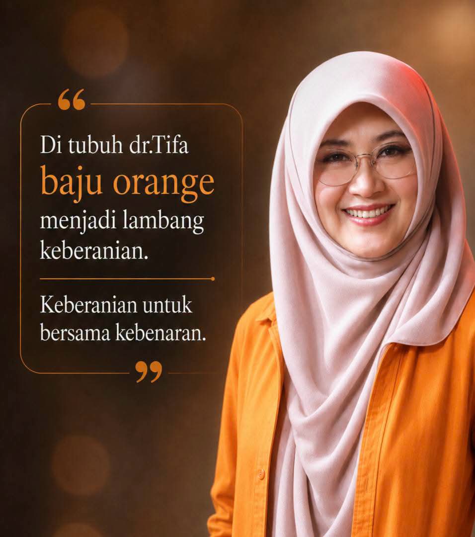 DokterTifa's tweet photo. BAJU ORANGE TANDA KEBERANIAN

Aku tidak pernah membayangkan, bahwa suatu hari warna yang sering dianggap sebagai tanda kehinaan, justru akan menjadi awal dari segalanya.

Di tubuhku, baju orange itu tidak lagi sekadar kain. Ia menjelma menjadi bahasa yang tak terucap, tentang keberanian yang tidak bisa dibungkam, tentang langkah yang tetap maju meski dunia memilih mundur.

Aku berdiri, bukan karena aku tidak takut, tetapi karena aku tahu, ada kebenaran yang jauh lebih besar daripada rasa takut itu sendiri.

Senyum ini bukan tanda aku baik-baik saja, melainkan tanda bahwa aku telah berdamai dengan segala kemungkinan terburuk, dan memilih tetap berpihak pada yang benar.

Jika dunia melihat warna ini sebagai aib, biarlah, karena aku akan memakainya sebagai mahkota.

Pada akhirnya, sejarah tidak ditulis oleh mereka yang selamat tanpa luka, tetapi oleh mereka yang berani terluka demi menjaga kebenaran tetap hidup.

Mulai saat ini, baju orange bagi pejuang adalah tanda keberanian menegakkan keadilan dan kebenaran.