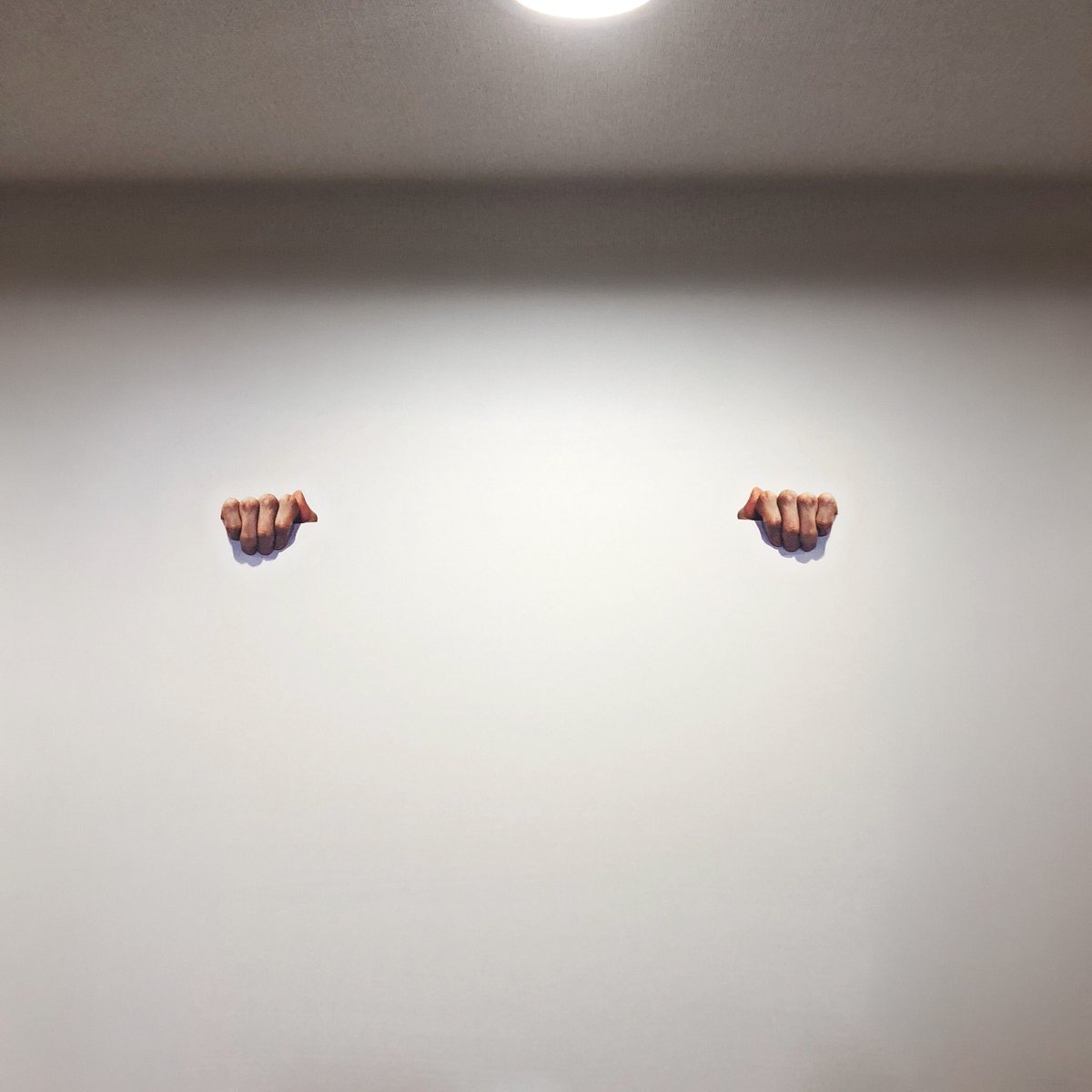 ekoDWorks's tweet photo. 「もう一人忍ばせられる」壁用ステッカー。背後に誰か潜んでいるかのように見せかけられる。 https://t.co/ziEQIJPYHi