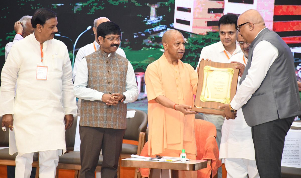 dr_maheshsharma's tweet photo. अंतरराष्ट्रीय MSME दिवस के अवसर पर नोएडा में आयोजित यू.पी. इंटरनेशनल ट्रेड शो (UPITS) के चतुर्थ संस्करण की कर्टेन रेजर सेरेमनी एवं 70 विकास परियोजनाओं के लोकार्पण एवं शिलान्यास कार्यक्रम में माननीय मुख्यमंत्री श्री @myogiadityanath जी, उत्तर प्रदेश सरकार के माननीय मंत्री श्री @NandiGuptaBJP जी एवं कैबिनेट मंत्री श्री @Bhupendraupbjp जी के साथ सम्मिलित हुआ।

इस अवसर पर पार्टी के सम्मानित पदाधिकारीगण, जनप्रतिनिधिगण एवं बड़ी संख्या में उपस्थित गणमान्यजनों के साथ प्रदेश के औद्योगिक विकास, निवेश और MSME क्षेत्र को नई गति प्रदान करने वाले इस महत्वपूर्ण कार्यक्रम का साक्षी बना।

माननीय प्रधानमंत्री श्री @narendramodi जी के मार्गदर्शन एवं माननीय मुख्यमंत्री श्री योगी आदित्यनाथ जी के नेतृत्व में उत्तर प्रदेश निरंतर विकास, निवेश और आत्मनिर्भर भारत के संकल्प को साकार करने की दिशा में नए कीर्तिमान स्थापित कर रहा है।