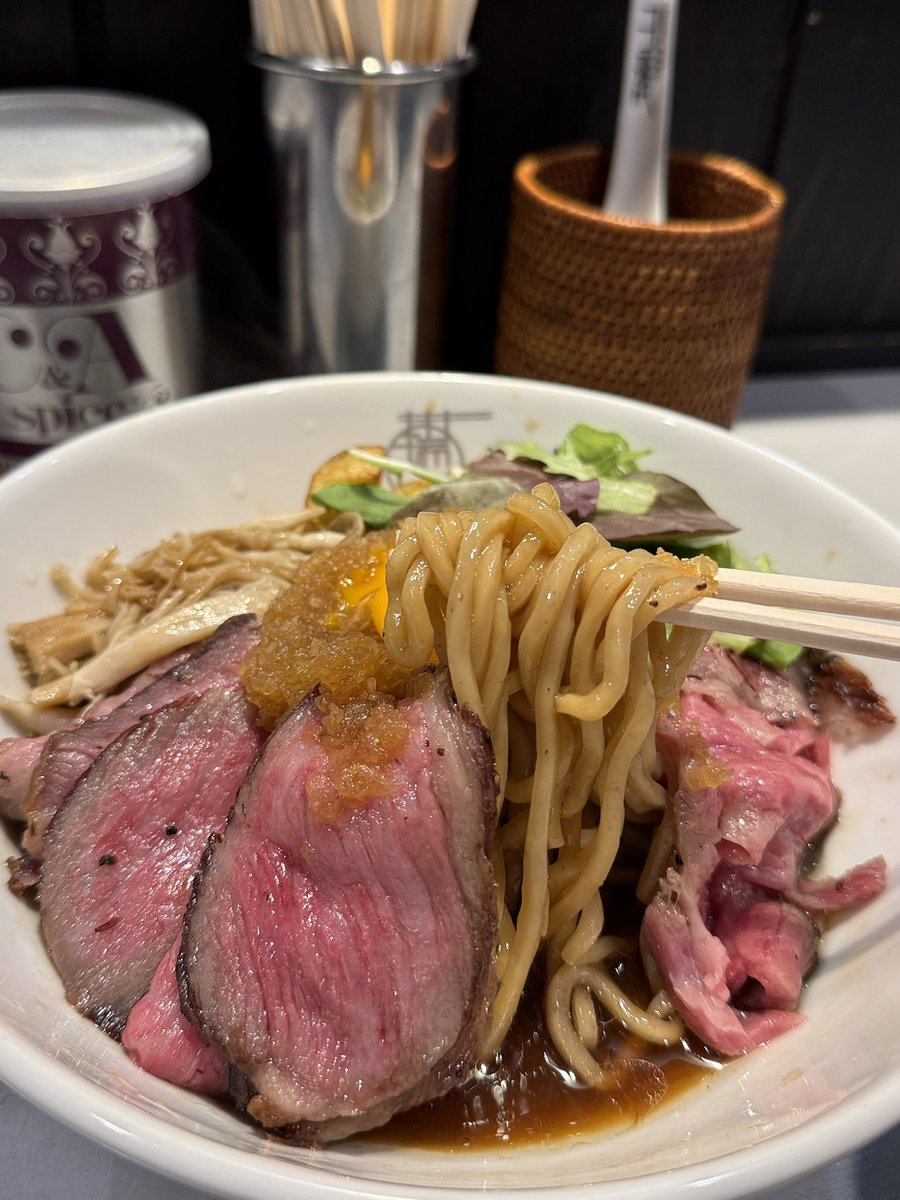 kinoko_en0ki's tweet photo. 中華蕎麦 瑞山
⭐︎榛名和牛ローストビーフのあえそば
ローストビール増し

マンマミーア♪♪♪♪
めちゃくちゃ美味しいローストビーフ🥩
は榛名和牛😋
群馬県にこんな美味しい和牛があるとは😳マンマミーア
ふるさと納税にも榛名和牛あるみたいなのでぜし😊 https://t.co/z9gaCPAVK9
