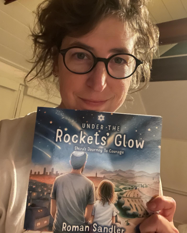 franciscohs84's tweet photo. @DaniMayakovski Esta fue la misma actriz que hace un par de años estaba promocionando en sus redes el libro propagandistico "Under the Rockets Glow" que ayuda a los niños israelies normalizar el genocidio en Gaza. Noten como los cohetes en la portada se alejan de Israel(es decir, van hacía Gaza) https://t.co/artyYMjGBF