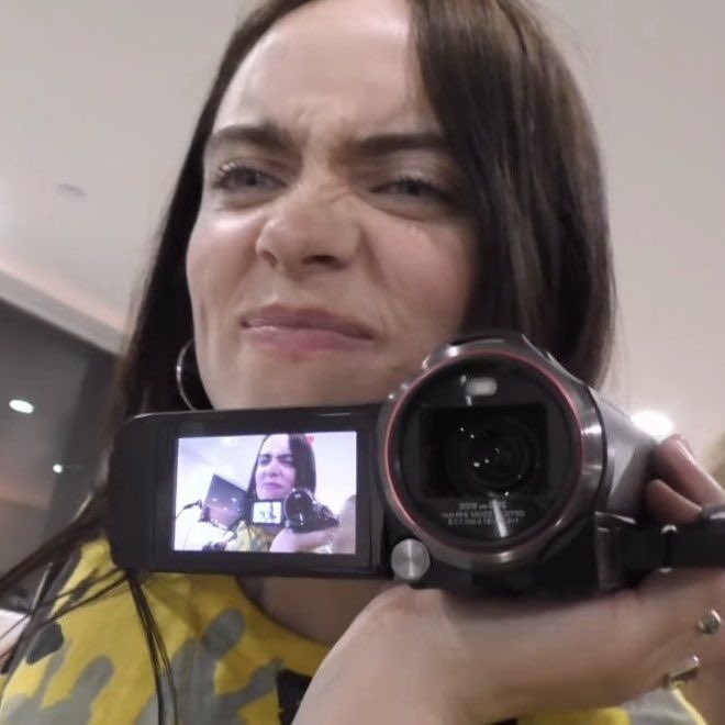 Aeris_mp3's tweet photo. The girl on camera https://t.co/YKdjKCOpmt
