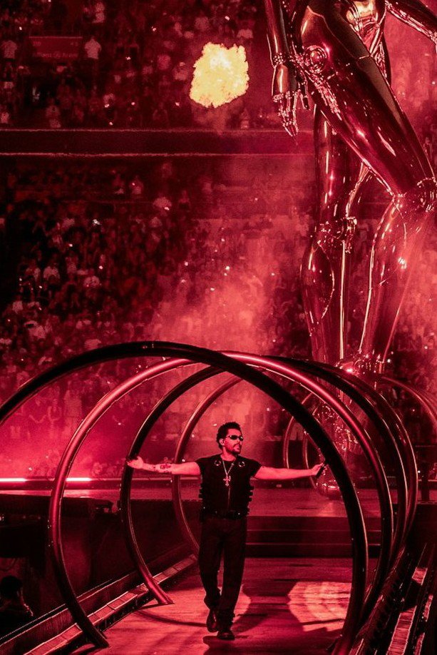 iMiaSanMia's tweet photo. The Weeknd performing at Allianz Arena last night https://t.co/SP4b9qBgEz