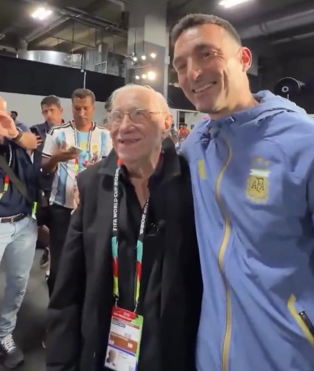 DataFutebol's tweet photo. Sensacional! O jornalista argentino Macaya Marquez, de 91 anos, está cobrindo sua 18º COPA DO MUNDO! 🇦🇷

Pra ter ideia: A primeira copa que ele cobriu foi a de 1958!

E na coletiva de imprensa, ele perguntou ao Scaloni se o Messi jogaria contra a Jordânia, e essa foi a resposta do treinador da Argentina: 

“Eu nunca responderia a nenhum jornalista sobre este assunto agora… mas é você quem está perguntando, e então eu lhe digo: Messi não vai começar”

Depois da coletiva, Scaloni foi até o jornalista e pediu uma foto! 🤩👏