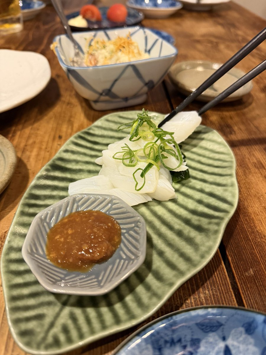 TRIAINA_Lab's tweet photo. 先日、居酒屋で真っ先に頼んだツマミ
・マンボウの湯引き
・ミンククジラの刺身

美味しかった！ https://t.co/d8Rksx6RV0