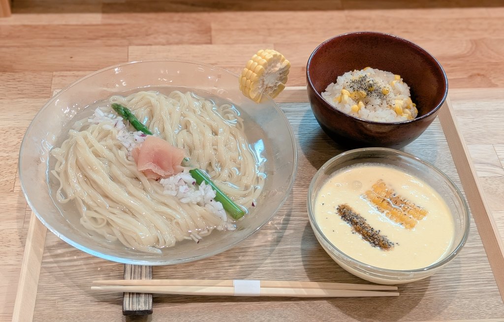 hokunanhalf's tweet photo. 松本市　小麦そば 池

とうもろこしと羅臼昆布の冷やしそば
とうもろこしご飯

限定🌽と来たら外せない
濃厚な羅臼昆布水にギュッと締まった平打ち麺
トロトロコンポタポタ仕様のつけ汁はコーンの甘みとアクセントのカレー粉が👍️
沈んでる鶏チャー、トッピの生ハム、アスパラの美味さよ
ご飯も🌽沢山 https://t.co/n4FMOsqE9L