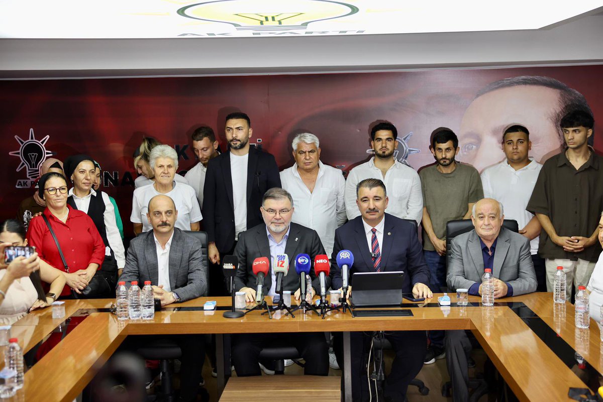SAITBASDAS's tweet photo. AK PARTİ’nin milletle kurduğu güçlü gönül bağı, her geçen gün daha da büyümeye devam ediyor. 🇹🇷

İl Başkanımız Sayın Bilal Saygılı’nın katılımlarıyla gerçekleştirdiğimiz törende, uzun yıllar Konak’ta İYİ Parti İlçe Başkanlığı görevini yürüten Sayın Coşkun Tatar ve Sayın Cemil Yücesoy’u, 300 kişilik kıymetli ekibiyle birlikte AK PARTİ ailemize katılmaları dolayısıyla rozetlerini takarak aramızda görmekten büyük memnuniyet duyduk.

Ayrıca farklı siyasi partilerden 70 kıymetli hemşehrimizin de AK PARTİ ailemize katılması, milletimizin eser ve hizmet siyasetine duyduğu güvenin en güçlü göstergelerinden biri olmuştur.

AK PARTİ ailemize katılan toplam 370 yeni dava arkadaşımıza gönülden “Hoş geldiniz.” diyor, bu güçlü birlikteliğin teşkilatımıza, Konak’ımıza, İzmir’imize ve ülkemize hayırlı olmasını diliyorum.

Birlikte daha güçlüyüz, Türkiye Yüzyılı yolunda durmadan, yorulmadan çalışmaya devam edeceğiz. 
@RTErdogan