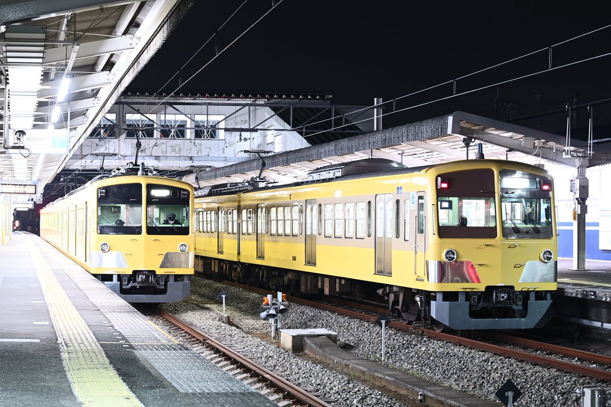 comet_rapid's tweet photo. 狭山線の101系
夜の西所沢並びが好きでよく撮ってました https://t.co/o4JttYy1lO