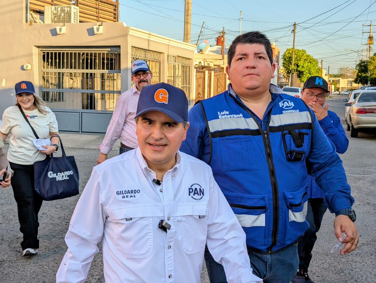 LuisEstevane's tweet photo. Recorriendo las granjas con un “granjeño”, gracias mi Gilo @GildardoReal por presentarnos con tantas amigas y amigos tuyos!

De los Barrios de Hermosillo, de ahí venimos los panistas! Regresaremos con más resultados para que la H siga sonando bien Fuerte 💪🏼!

#ElPANGobiernaMejor https://t.co/R1y7uq28Qc