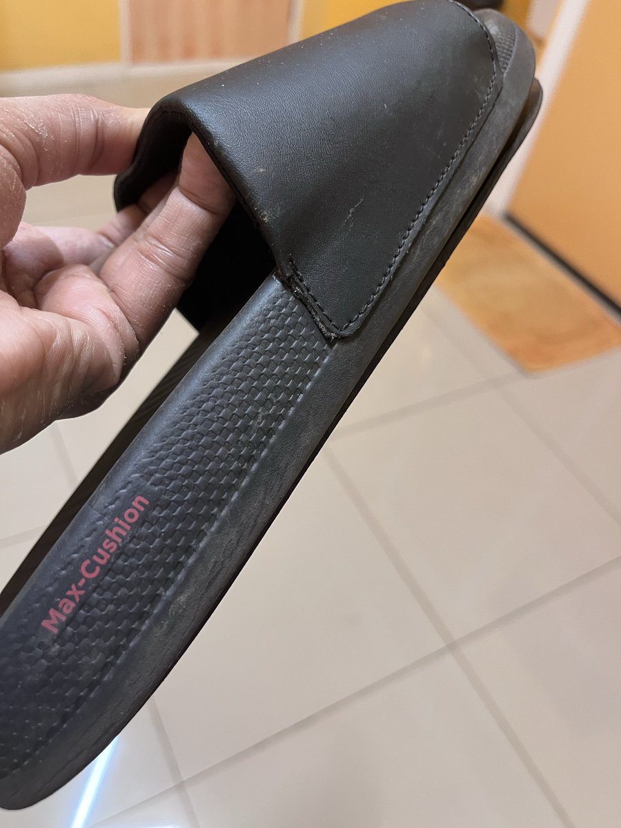 scshenoy's tweet photo. @sachin_rt @tenxyou_in this product was purchased with the faith on great master blaster. But let me inform the flipper is poor quality, with in a months sparingly and carefully used product has got sole separated! 🙏 Sachin should ensure the products are made are good. https://t.co/ZdAiAQLIpF