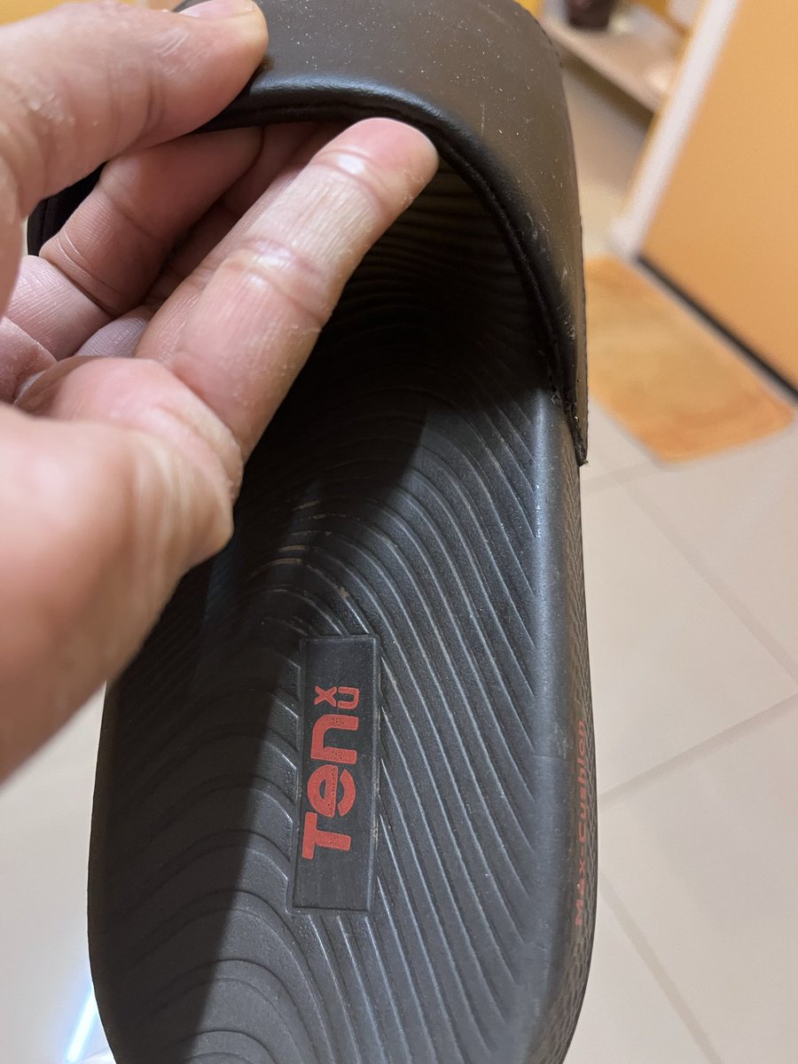 scshenoy's tweet photo. @sachin_rt @tenxyou_in this product was purchased with the faith on great master blaster. But let me inform the flipper is poor quality, with in a months sparingly and carefully used product has got sole separated! 🙏 Sachin should ensure the products are made are good. https://t.co/ZdAiAQLIpF