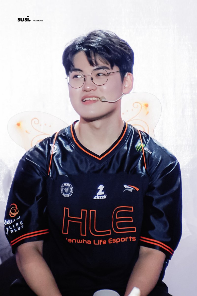 susi_gmys's tweet photo. 260618 HLE VIETNAM FANFEST

ʕ˶˃ ᵕ ˂˶ʔ

#구마유시 #GUMAYUSI #이민형 
@gumayusi_min https://t.co/0sMdAS49wZ