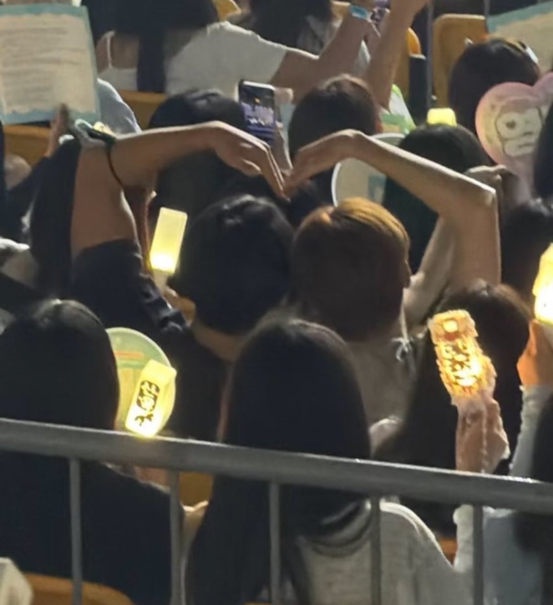 oll6_xx's tweet photo. 와 개웃김 뿌뀨 이거 포토타임에 둘이 하트 한 거임? https://t.co/PF1Zqyl7eF